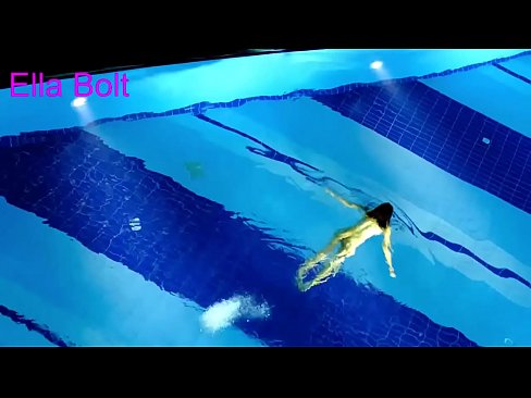 ❤️ No puedo dejar de mirar, joven rubia pillada nadando desnuda en la piscina del complejo ELLA BOLT ❤ Super porno en es.befuck-net.ru ❌️