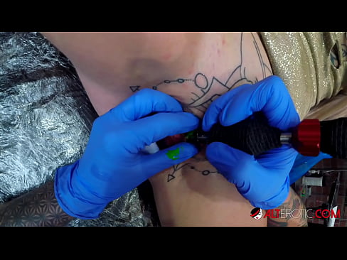 ❤️ Extremadamente tatuado hottie Sully Savage consiguió un tatuaje en su clítoris ❤ Super porno en es.befuck-net.ru ❌️